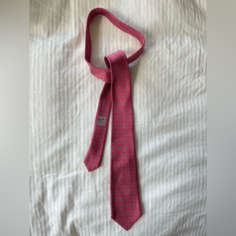 HERMÈS Paris 100% Silk Tie perfect condition. No stains, no holes.